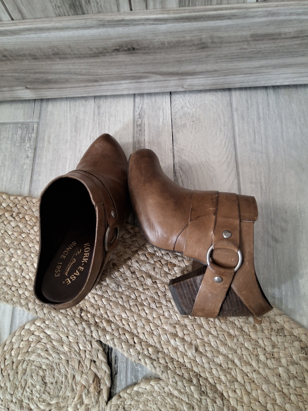 Kork-Ease Vintage Women's Tan Leather Mule Clogs with Ring Strap